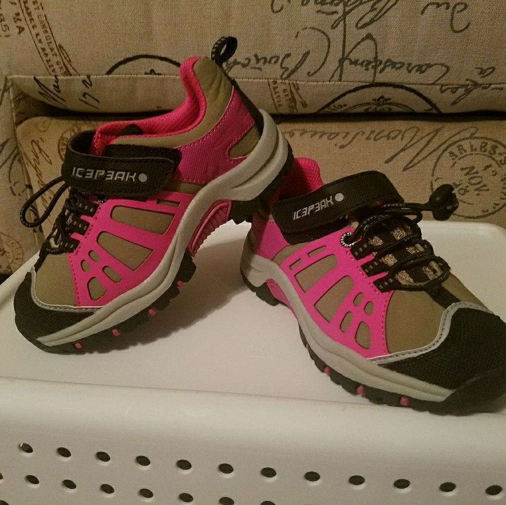 Girls shoes
